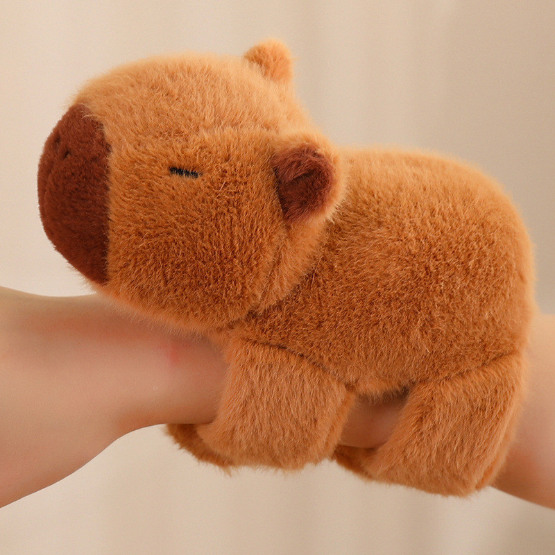 Brinquedo Pulseira Pelúcia CapyLove Capivara De Pulso Para Meninas Presente Crianças Mexe o Rabo